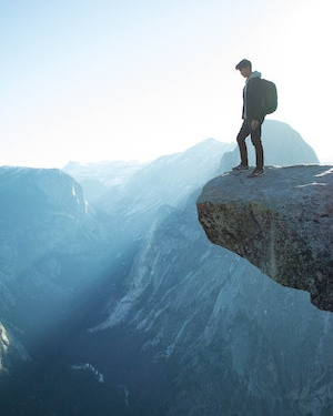 Homme au sommet d'une montagne