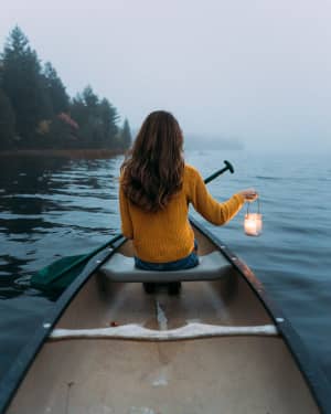 Femme dans une barque, une lanterne à la main